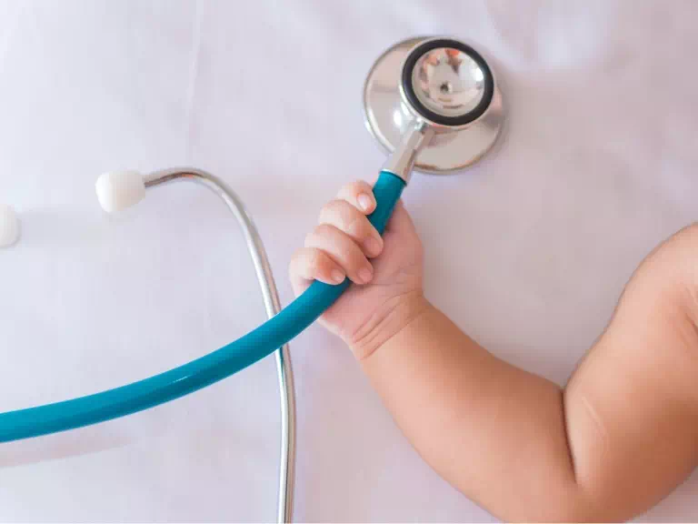Stetoskop i rączka niemowlaka